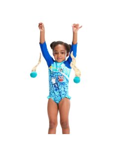 Kid playing with Speedo Dive Balls - Orange / Aquarium / Black